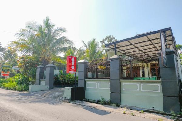 Griya Kinanthi Family by OYO Rooms, Брондау Қонақ үй Кедири East Java