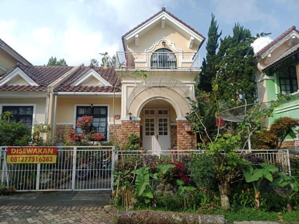 Villa kota bunga 3 kamar bersih dan terawat, Брондау Вилла Cikundul West Java