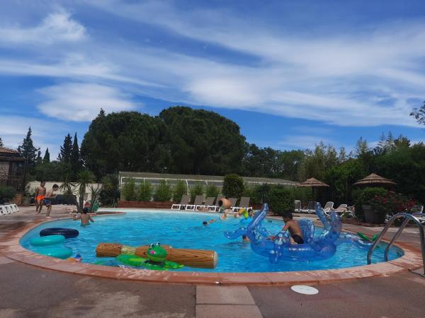 Relais du Salagou - Chalets climatisés proche Lac du Salagou, Брондау Шале Le Bosc қаласындағы жүзу бассейні бар қонақ үйлер, Жүзу бассейні