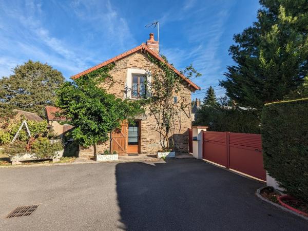 Belle maison en pierre au cœur du Berry avec jardin, terrasse, et activités familiales à proximité - FR-1-591-152, Брондау Қонақ үй Pérassay 