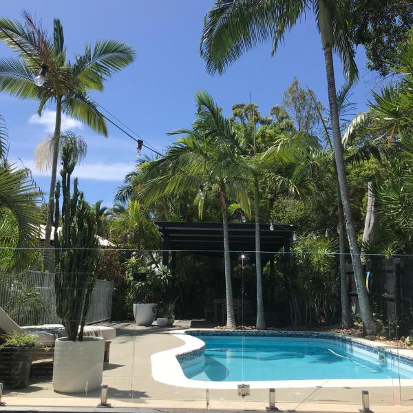 Palm Springs Vibe - Gorgeous Large Home, Superb Location, Брондау Демалыс үйі Noosa Heads Noosa