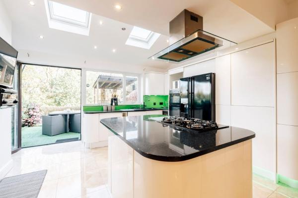 Luxury Unique Townhouse with Hottub & Pizza Oven, Брондау Вилла Болтон Greater Manchester