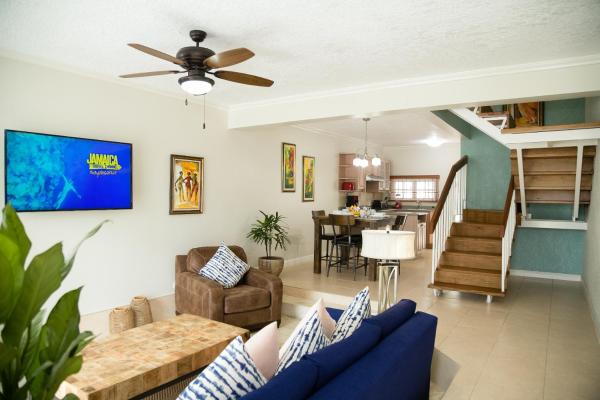 Choose To Be Happy at Surbiton Square - Two Bedroom Townhouse, Брондау Вилла Кингстон Ямайка