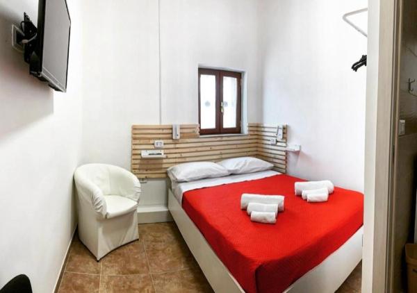 MIRIS home fast and comfortable with self check in 8 minutes walk near Naples airport, Брондау Гостьхаус Naples Campania