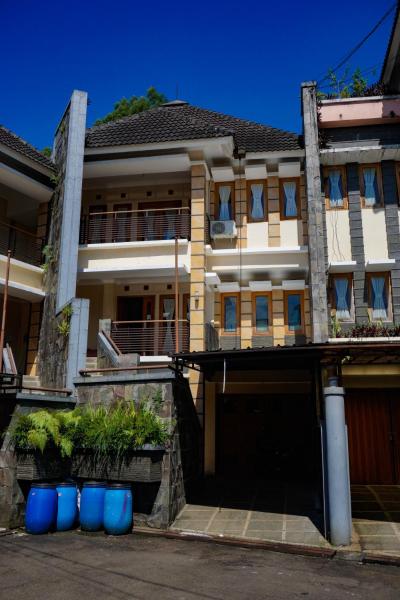 Larasmita Cisitu by Zenrra House, Брондау Демалыс үйі Bandung Wetan 