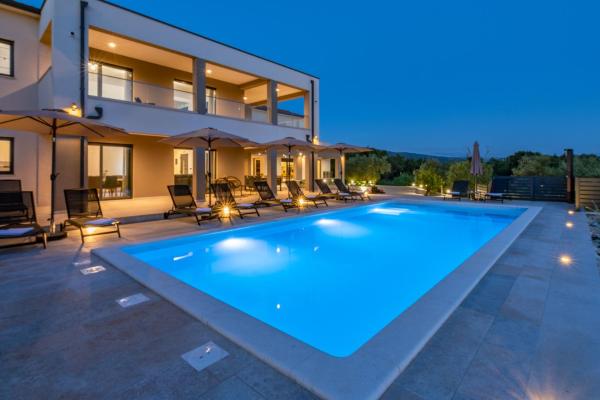 Villa Silente, modern and luxurious villa hugged by nature, Брондау  Stalije Istria