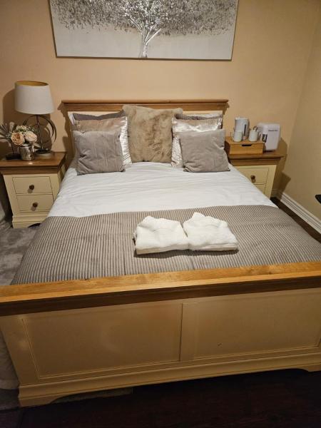 Elite Room at New Forest Village, Брондау  Robin Hood West Yorkshire