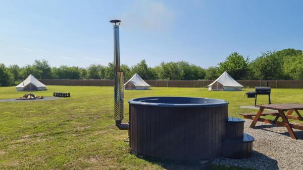 Salomon Glamping, Брондау Кемпинг Põlvamaa қаласындағы жүзу бассейні бар қонақ үйлер, Жүзу бассейні
