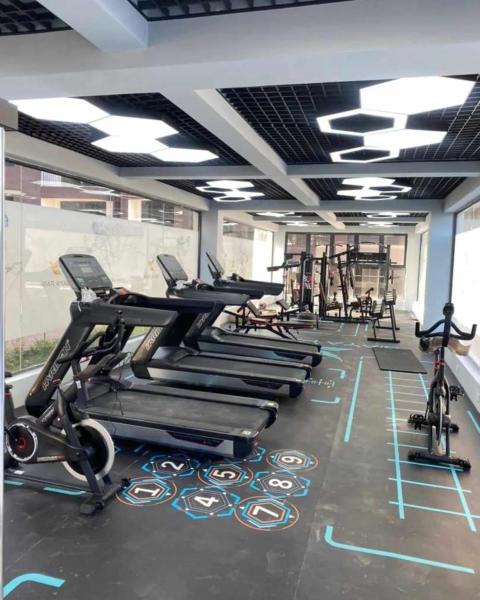 luxury living one bedroom apartment with fully equipped gym heated swimming pool children playing ground and a relaxing rooftop with amazing city views, Брондау  Nairobi қаласындағы жүзу бассейні бар қонақ үйлер, Жүзу бассейні