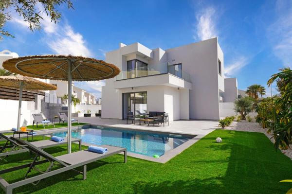 Villa Vitalia - 3 En-suite Beds with Private Pool, Брондау  Paralimni Famagusta