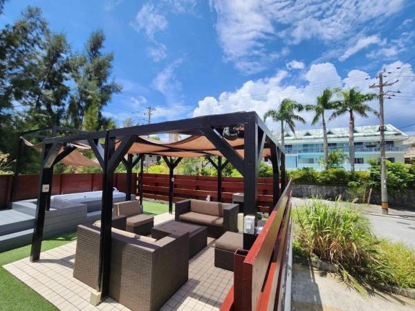 ビーチから徒歩6分広々としたテラスBBQ露天ジャグジーMorley2, Брондау  Onna 