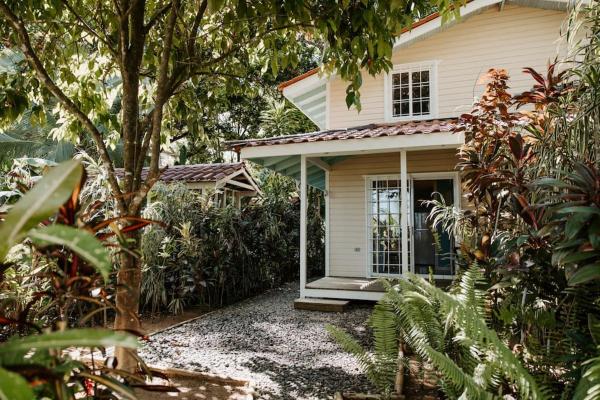 CherryTree Bungalow of Villa Paraiso / Beachfront, Брондау  Big Creek Isla Colon