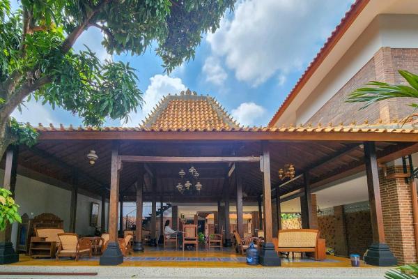 RedDoorz near Stasiun Sragen, Брондау Қонақ үй Sragen Central Java