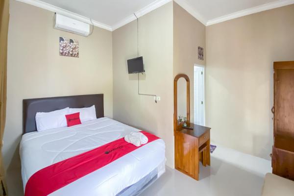 RedDoorz at Kamulyan Guest House Borobudur, Брондау  Sekatonan Central Java