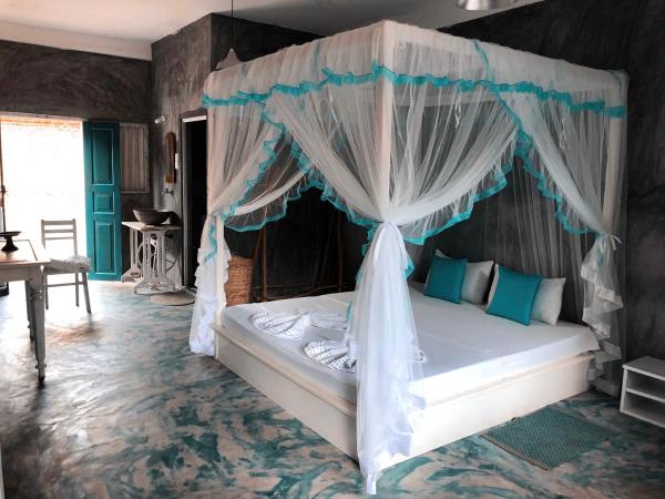 More Joy, Брондау  Matara Matara District, Weherahena Buddhist Temple маңындағы