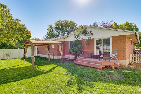 2 Mi to Gardner Village Family Gem with Fenced Yard, Брондау  West Jordan Salt Lake County