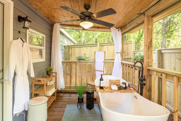 The Small Modern Villa Outdoor Tub-Unit B, Брондау  Madison Алабама
