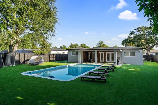Tropical 4BR Villa with Pool, BBQ & Mini Golf Fun, Брондау  Gold Coast Heliport Флорида