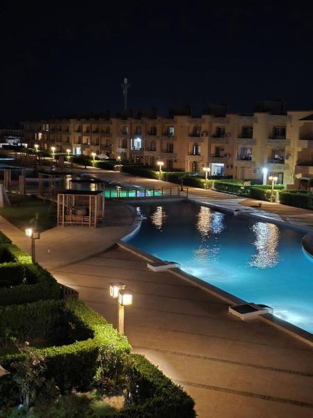 شاليه ارضي غرفتين و2 تواليت لاجولي العين السخنه عائلات فقط, Брондау  New Valley қаласындағы жүзу бассейні бар қонақ үйлер, Жүзу бассейні