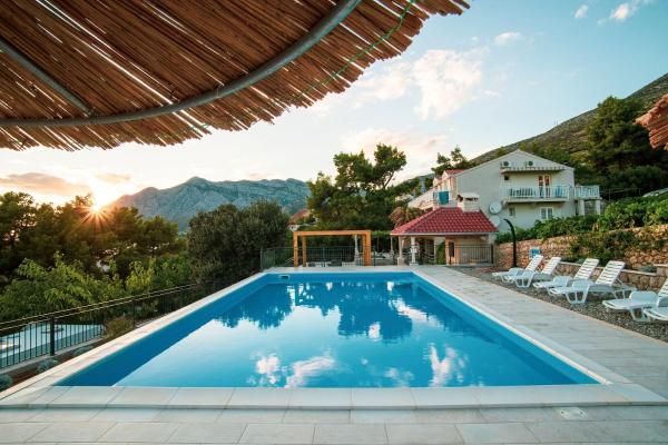 Beachfront Apartments Vala with a swimming pool, Брондау Пәтер Orebic Pelješac