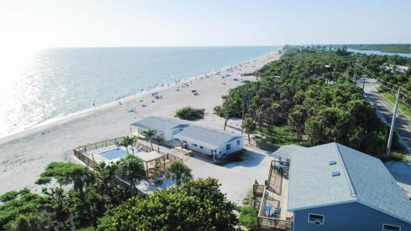 Seafarer Beach Resort - Ocean View with a Pool on the Beach, Брондау  Энглевуд Флорида