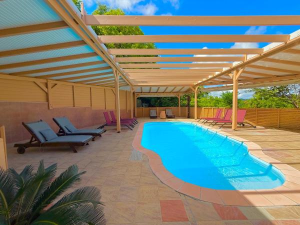 Villa Case Bourbon Piscine, Fitness et Jeux, Брондау  Le Marin қаласындағы жүзу бассейні бар қонақ үйлер, Жүзу бассейні