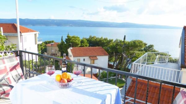 Beach apartments Nemira, Брондау  Split Region қаласындағы төсек алаңы бар қонақ үйлер, Тоқтау алаңы